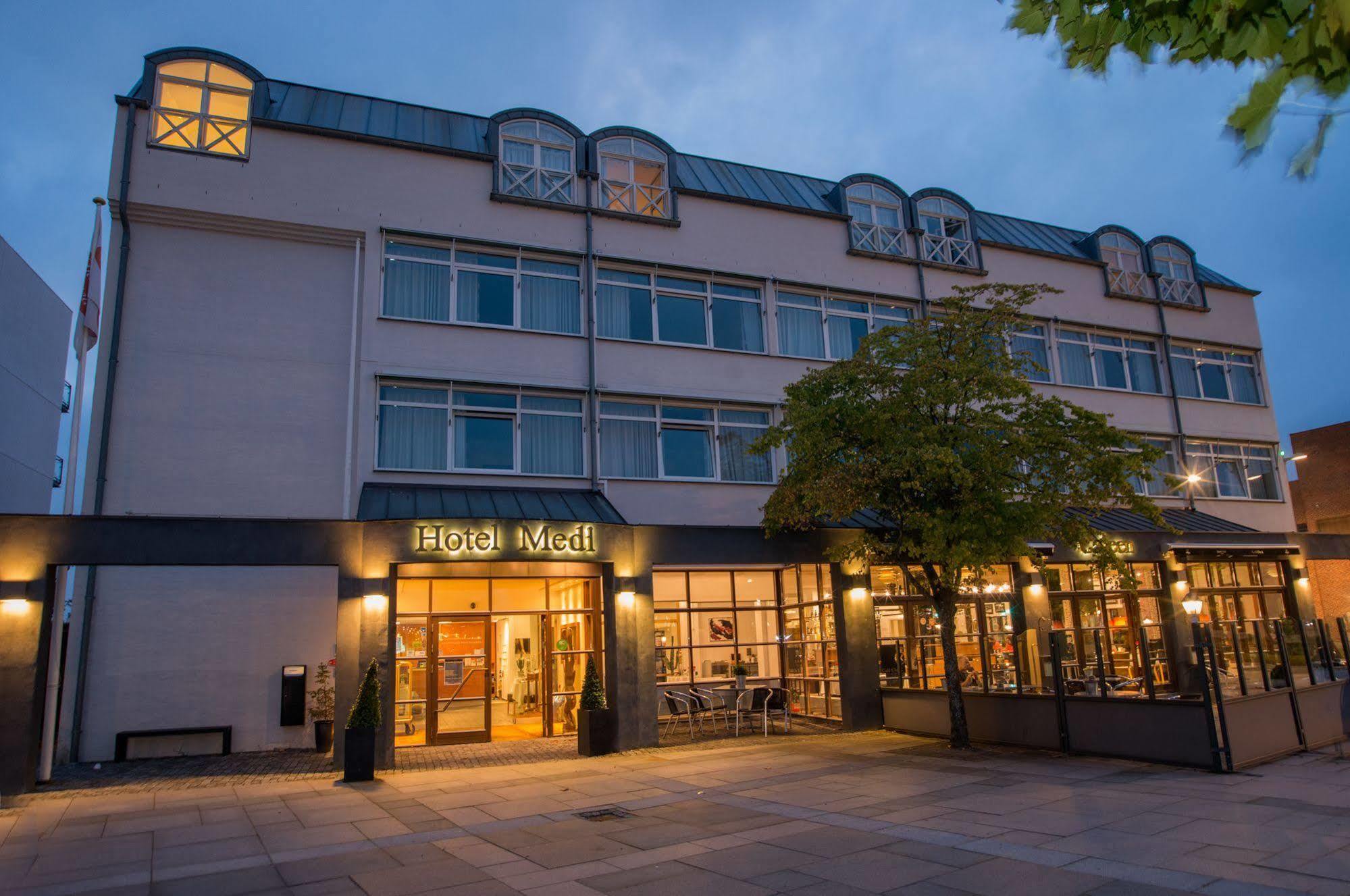 Hotel Medi Икаст Экстерьер фото