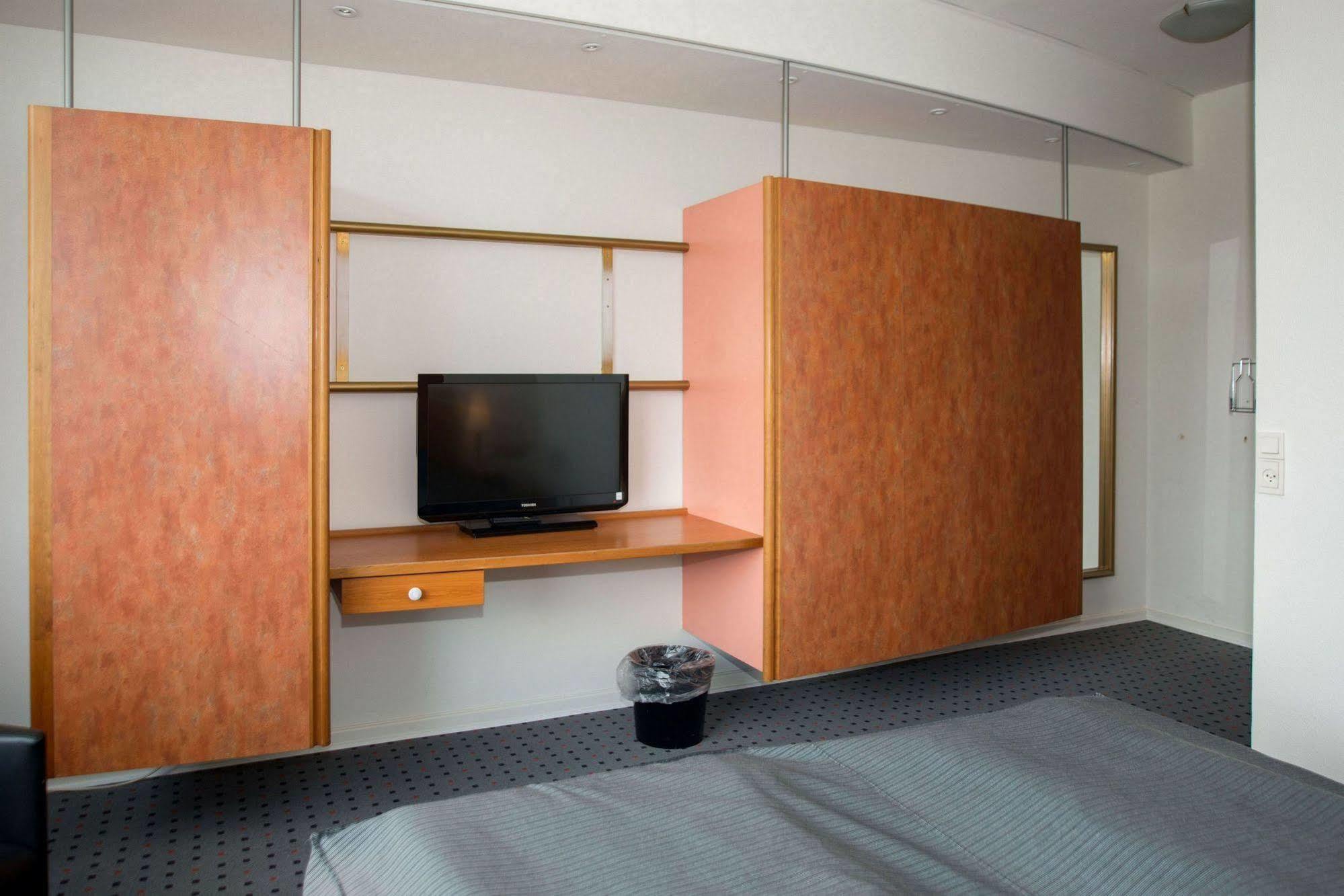 Hotel Medi Икаст Экстерьер фото