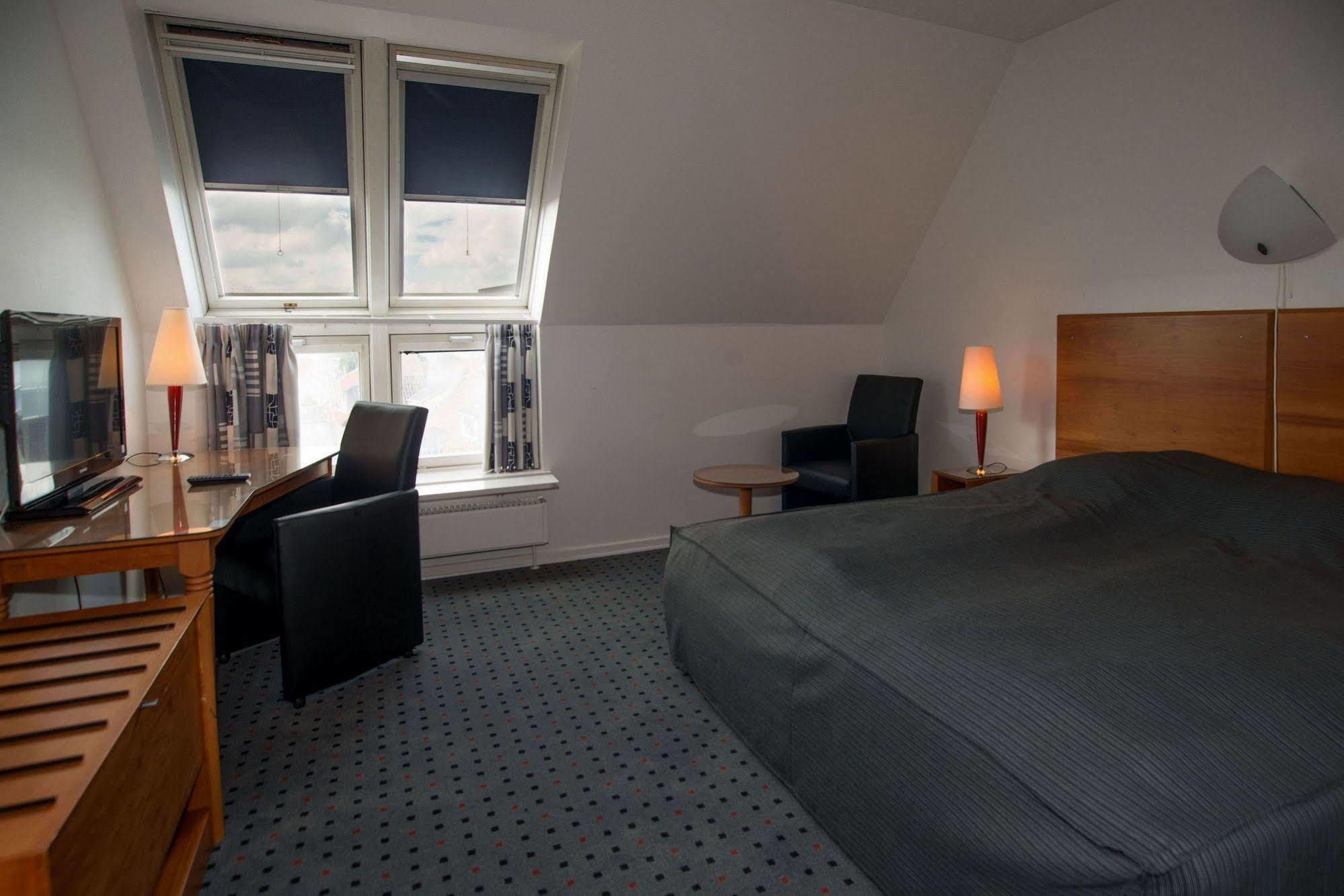 Hotel Medi Икаст Экстерьер фото