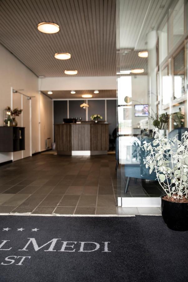 Hotel Medi Икаст Экстерьер фото